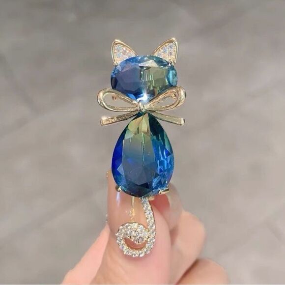 💙 NEW Blue kitty cat sparkling crystal embellished brooch 💙 - Picture 3 of 3